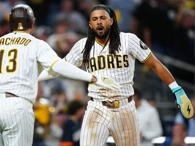Padres de San Diego aplastan a los Cubs en inicio de postemporada