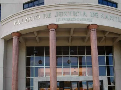 Condenan a tres hombres por falsificar documentos judiciales en Santiago