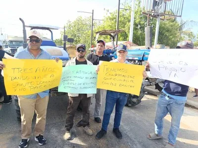 Propietarios de maquinarias bloquean carretera Duarte exigiendo pagos pendientes