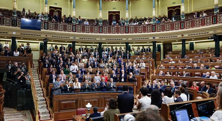 Congreso español rechaza decretos de vivienda en medio de protestas