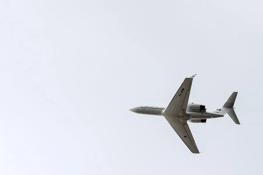 Buscan avión con seis personas tras desaparecer frente a Massachusetts