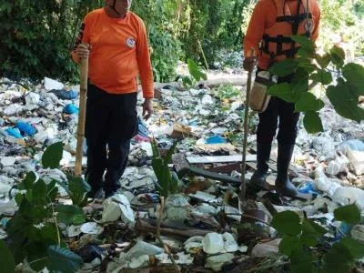 Buscan a dos menores arrastrados por canaleta en Elías Piña