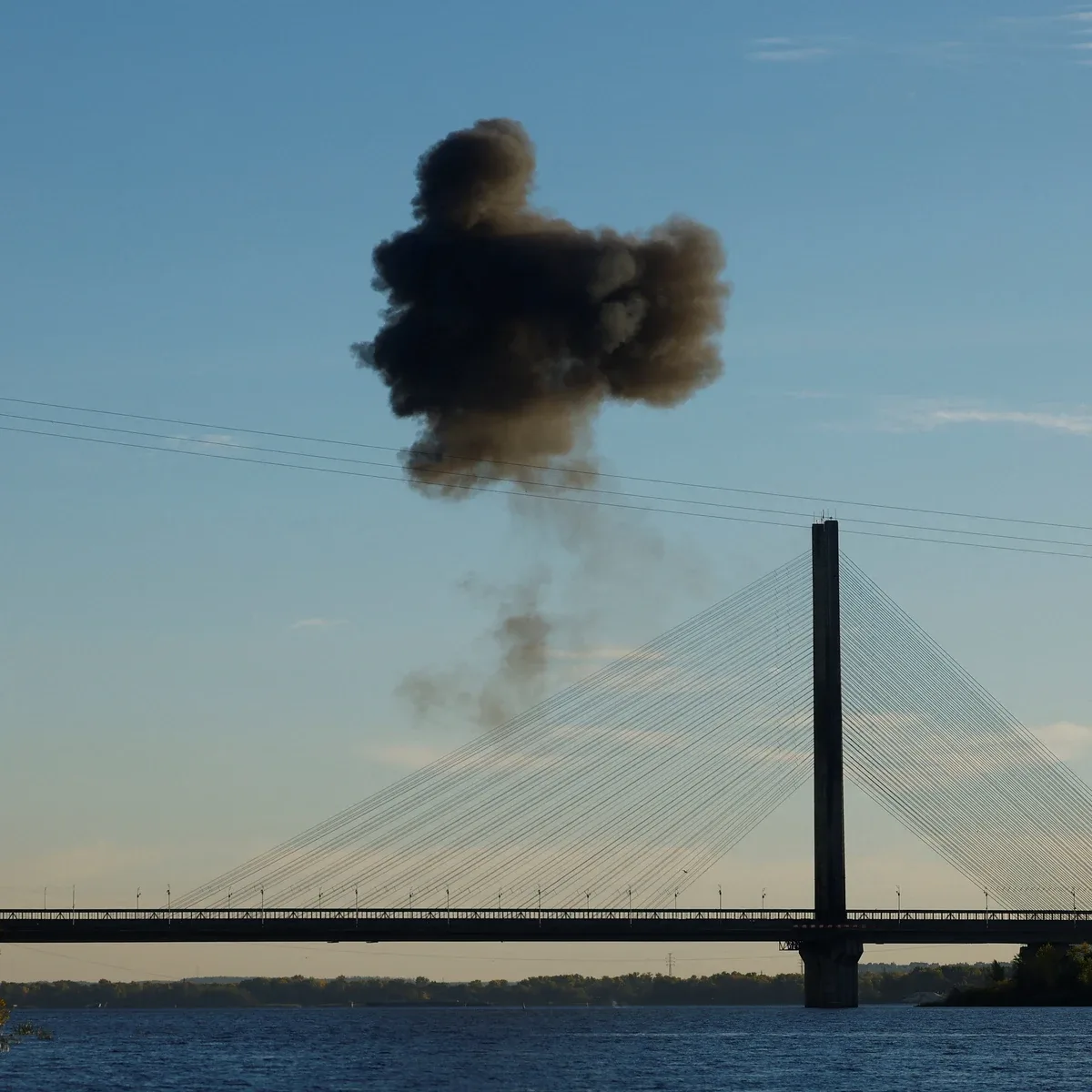 Dron impacta nuevamente el Puente Norte en la capital de Ucrania
