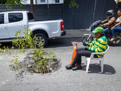 Alcantarilla abierta en calle Galván representa peligro para conductores y peatones