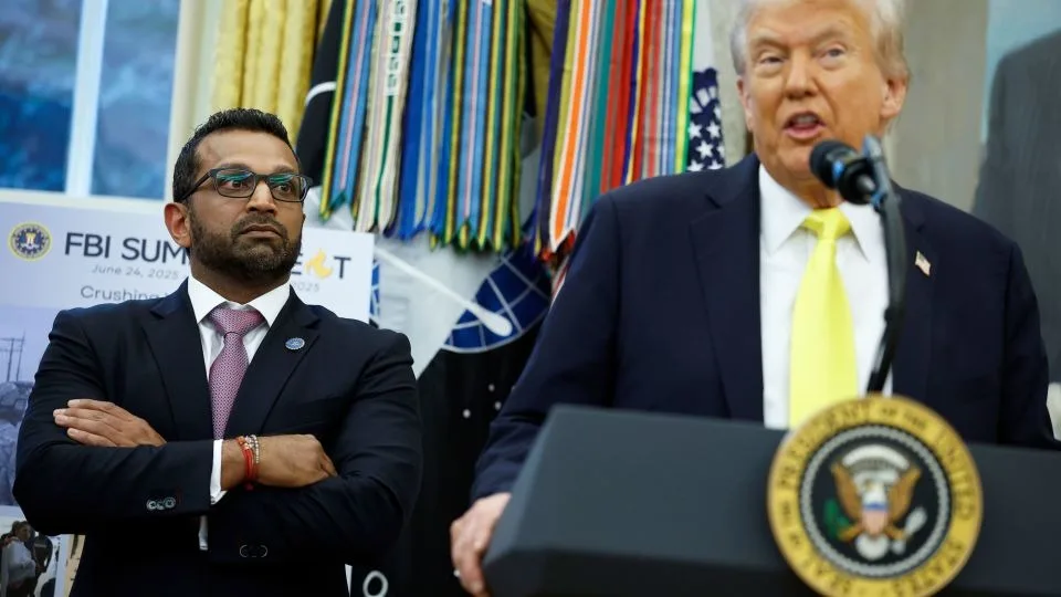 Exfuncionaria del FBI alega que Trump ordenó investigar a manifestantes contra ICE