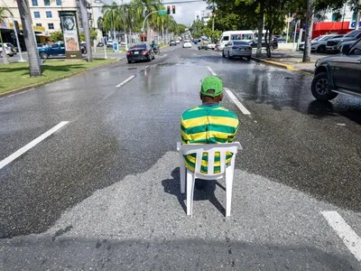 Persisten desbordes de aguas residuales en la avenida Jiménez Moya