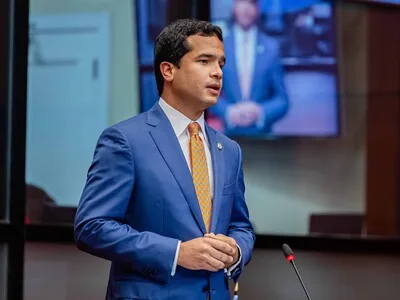 Omar Fernández aclara que su hospitalización fue por gastroenteritis bacteriana