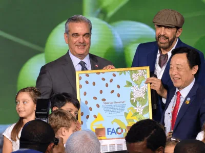 Juan Luis Guerra es reconocido en la FAO por Ojalá que llueva Café