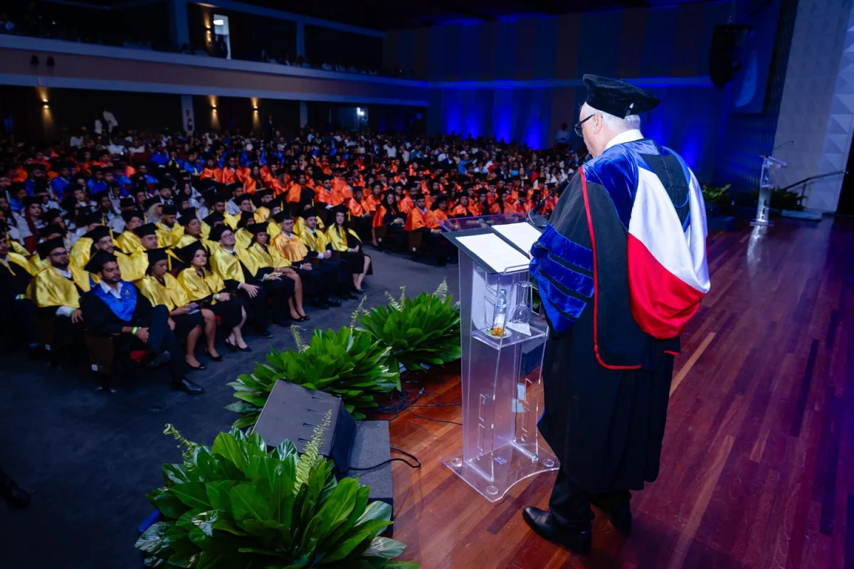 La Universidad APEC gradúa a 858 nuevos profesionales y alcanza los 51,101 egresados
