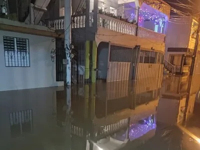 Inundaciones por vaguada dejan 150 viviendas afectadas en Santiago