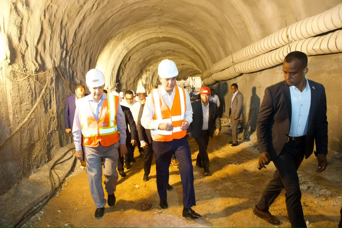 Abinader supervisa avances en drenaje pluvial de la avenida Luperón