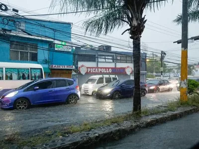 COE mantiene alertas por vaguada que afecta a miles de personas