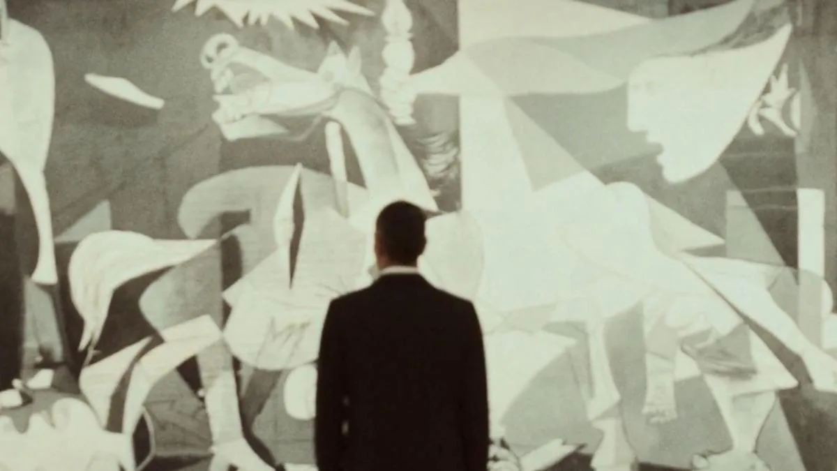 Pedro Sánchez reivindica su postura contra la guerra frente al Guernica de Picasso
