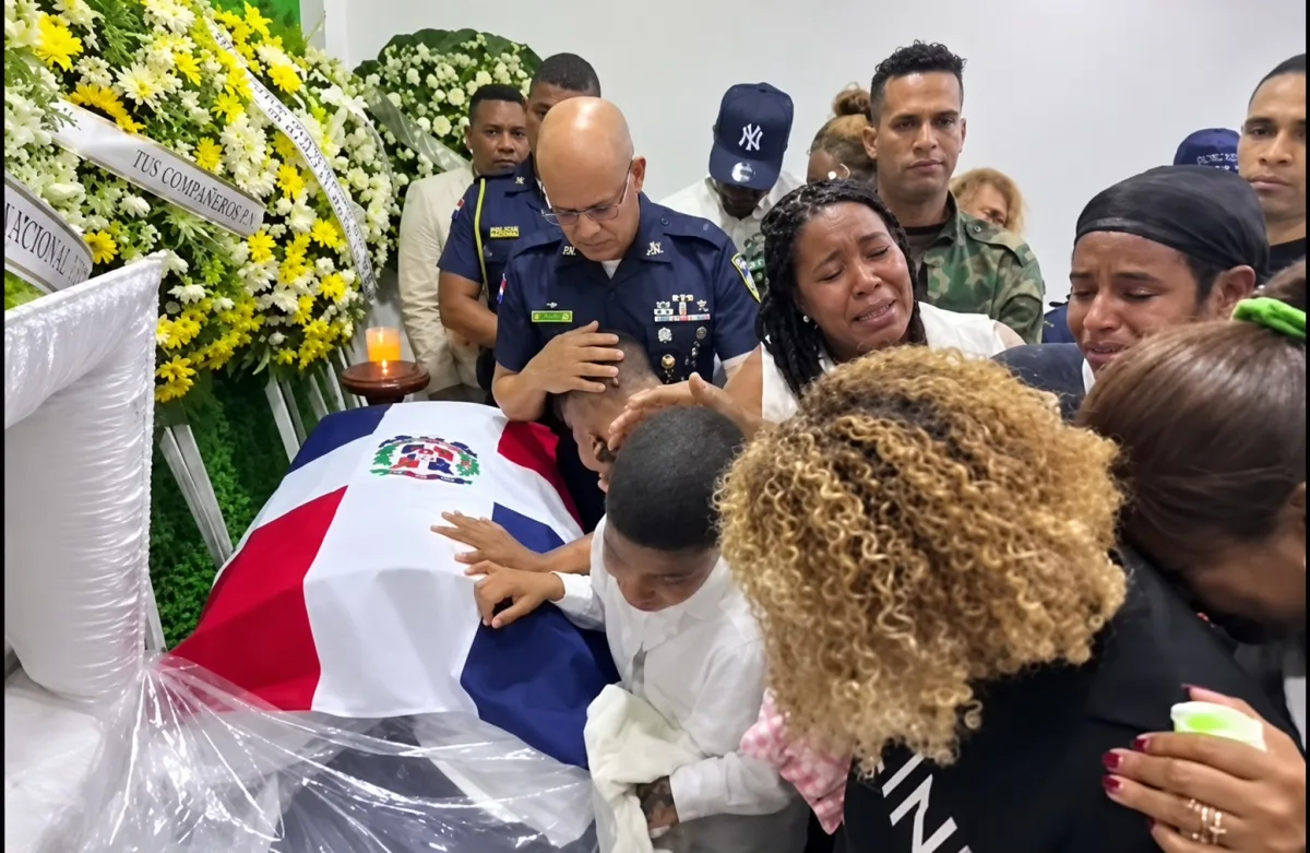 Sepultan en Villa Riva a sargento policial caído en Santiago
