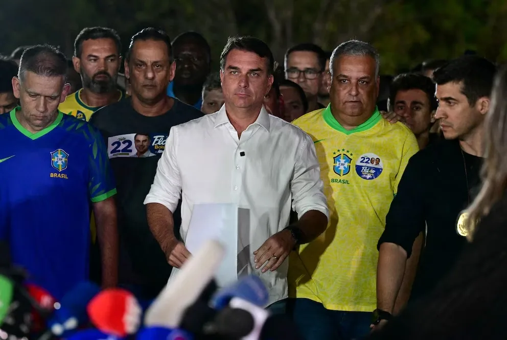 Flávio Bolsonaro busca anular resultados electorales tras derrota en Brasil
