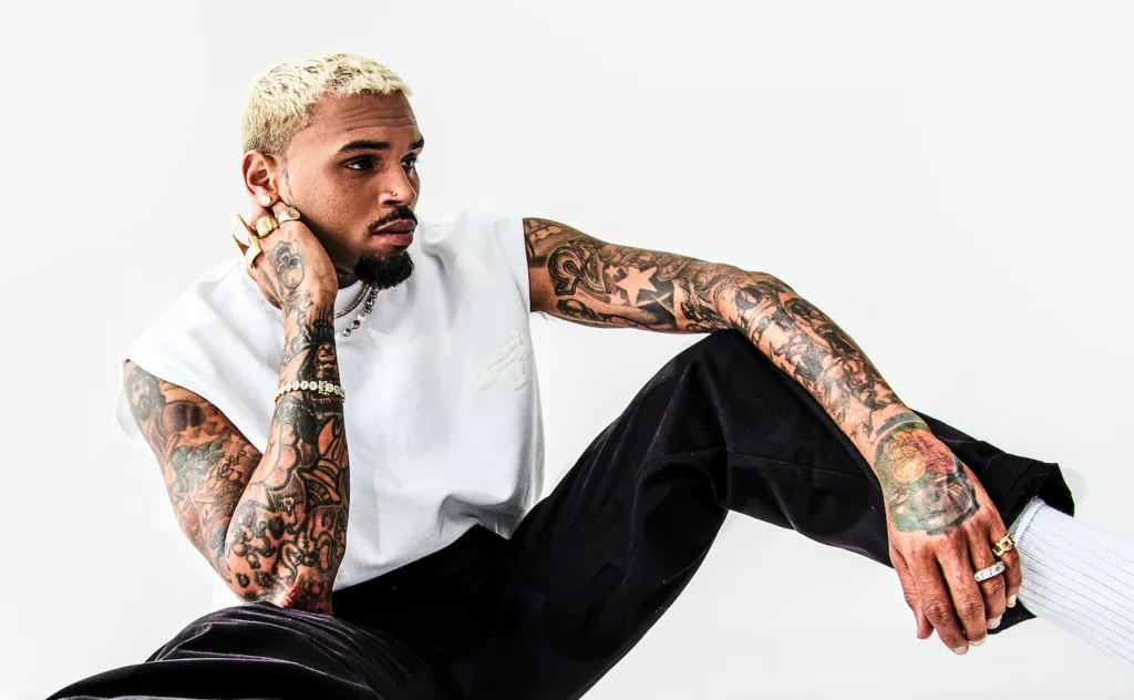 Chris Brown recibe condena suspendida tras altercado en discoteca londinense