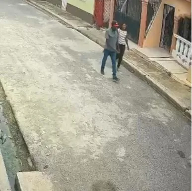 Mujer denuncia presunto atraco tras contacto con sustancia desconocida en Monte Plata