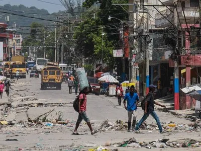 Bandas armadas imponen peajes ilegales en carreteras haitianas hacia la frontera