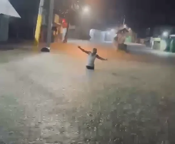 Fuertes inundaciones en Tamayo, Bahoruco, reavivan reclamo por drenaje pluvial