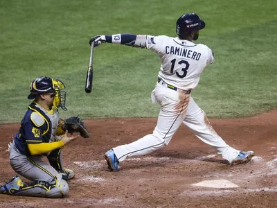 Tampa Bay Rays vencen a Milwaukee y fuerzan quinto juego