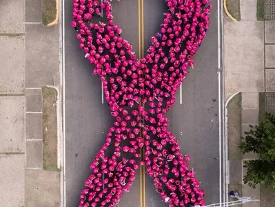 Más de mil personas forman lazo humano contra el cáncer en Santiago